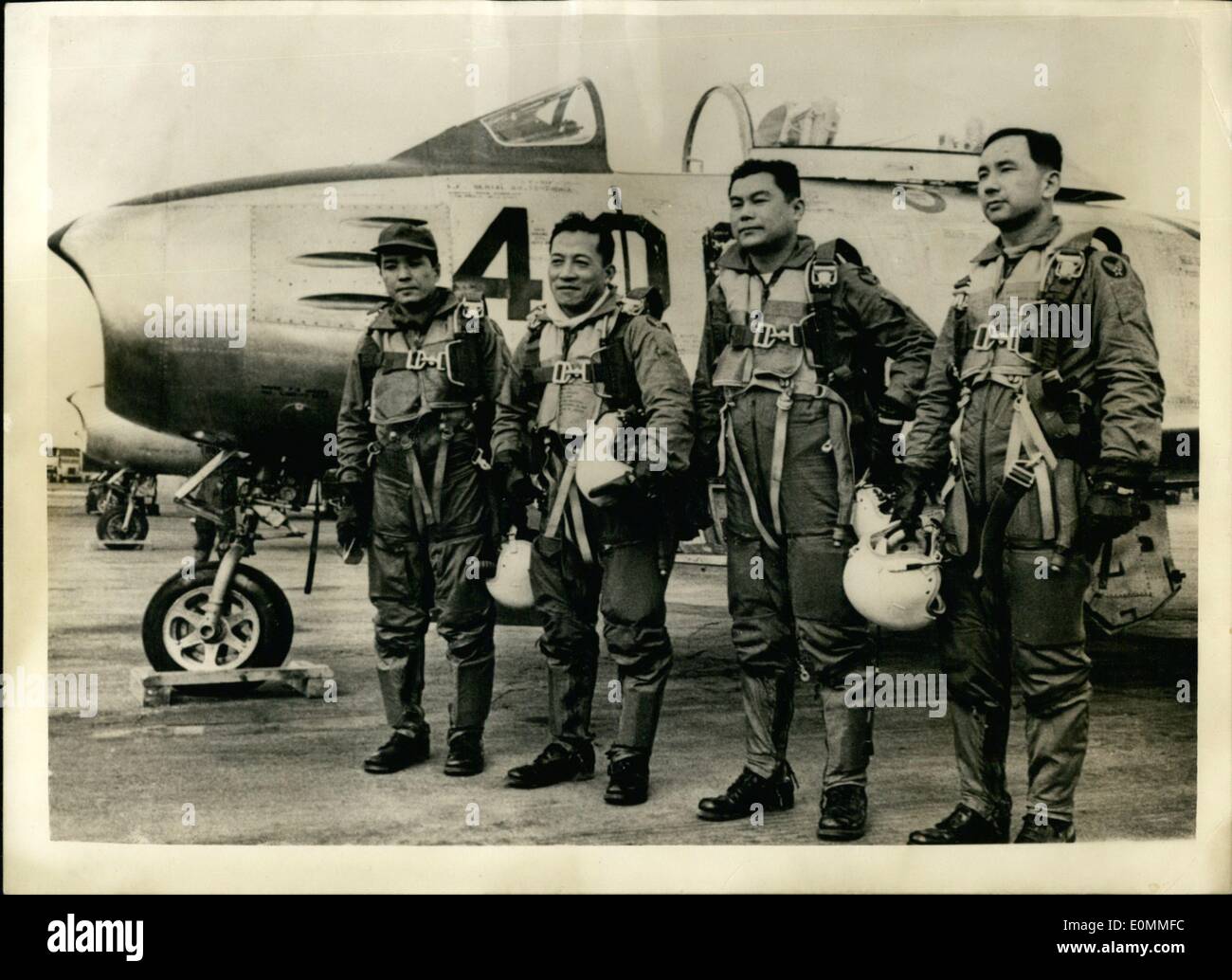 Mar 03, 1956 - Giappone'Air Force Visualizza potrebbe: la crescente Japan Air Defense Force visualizzato potrebbe essere la sua recente nel primo ufficiale di voli dei suoi piloti in F-86 Sabre-getti. Essa ha segnato la nascita del Giappone come una potente forza nella moderna aviazione militare. Sette americano-addestrato a getto giapponesi i piloti hanno preso parte al primo ufficiale di voli in Sabre-getti, a Tsuiki Air Base, a Kyushu, Giappone meridionale. La caccia sono stati consegnati al Japan Air Defense Force recentemente dagli Stati Uniti Foto Stock