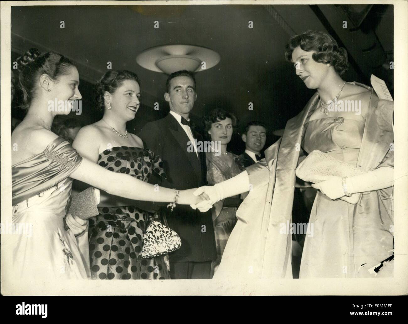 Mar 03, 1956 - la Principessa Alexandra assiste ''Alexandra la grande'' Premier.. Stringe la mano con stelle atletico. La principessa Alexandra ultima serata hanno partecipato la premiere del film ''Alexandra la grande" - presso il Teatro Odeon Leicester Square. Ina aiuto della British Olympic Association. Mostra fotografica di:- Signorina Yvonne Sugden British pattinaggio su ghiaccio campione, essendo presentata alla principessa Alexandra. Su Yvonne della sinistra sono Miss Pat Smythe il campione horsewoman e Gordon Pirie del runner. Foto Stock