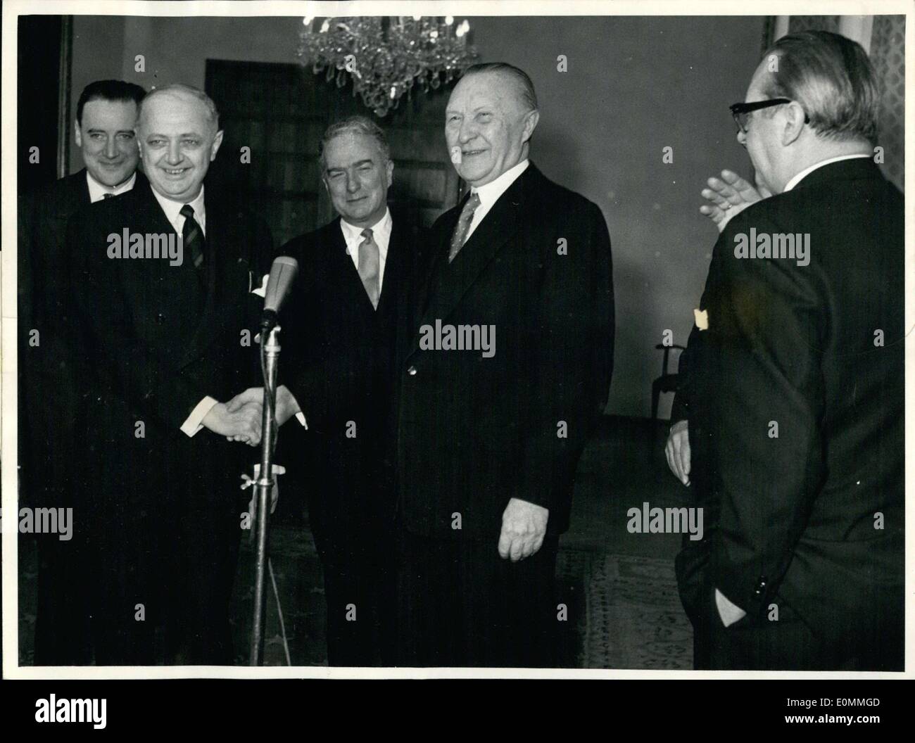 Mar 03, 1956 - Pineau a Bonn ... Per parlare della reintegrazione della Saar nell'area tedesca, il Ministro degli esteri francese Pineau si sono riuniti a Bonn oggi con il Ministro degli esteri tedesco von Brentano. Nella foto: Il cancelliere Dott.ssa Adenauer e il Ministro Pineau lo scambio di saluti. Più a destra è il ministro von Brentano. Foto Stock