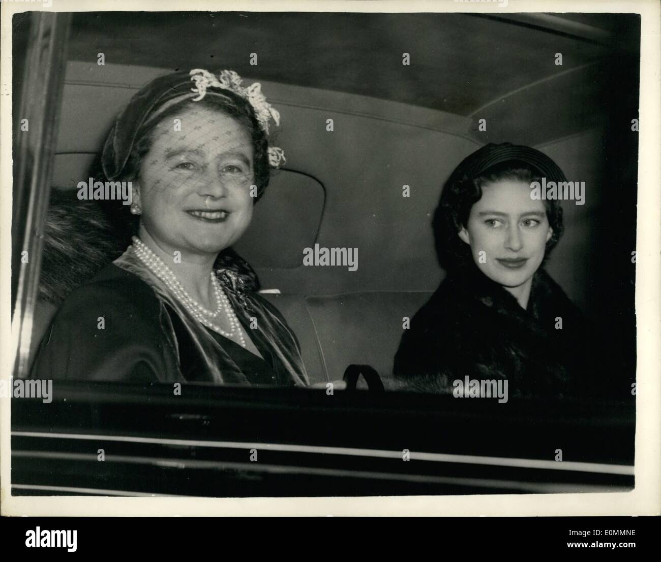 Il 12 Dic. 1955 - Royal congedo familiare per Sandringham: Queen Elizabeth la regina madre e la principessa Margaret, visto lasciare Clarence House in auto, per King's cross- sul loro modo di Sandringham, oggi Foto Stock