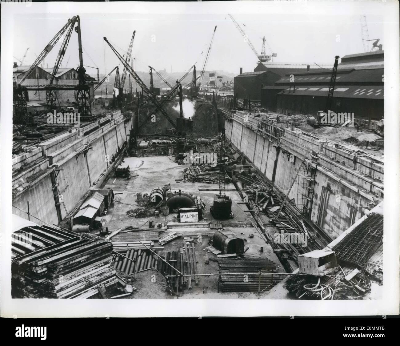 Mar 03, 1956 - Nuovo Dock per affrontare grandi navi: in costruzione a Wallsend-su-Tyne, Inghilterra è un nuovo bacino di carenaggio descritta come la più grande tra il Firth of Forth, la Scozia e il fiume Tamigi a Londra il costo equivalente di ,800,000, il dock sarà utilizzato per la riparazione di grandi petroliere e navi passeggeri fino a 40.000 tonnellate. La foto mostra vista del 715 ft. lungo il dock essendo costruito a Wallsend-su-Tyne da Robert McAlpine & Figli di Swan, Hunter & Wigham Richardson, Ltd. Foto Stock