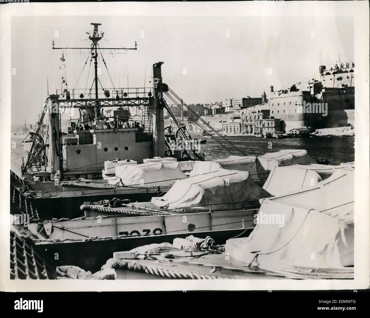 Mar 03, 1956 - Atom nave salpa: il mese prossimo la Gran Bretagna terrà la sua terza serie di arma nucleare test nella zona del Monte Bello isole, Australia. Prendendo parte al test saranno le navi di entrambi il Royal e il Royal Australian marine militari. Questa serie sarà seguita entro la fine di quest'anno da un quarto del deserto australiano centrale. Immagine mostra H. M. S. Narvik, serbatoio di atterraggio della nave, con un dislocamento a pieno carico di 5.000 tonnellate e la nave è un'azienda di 250, è pronta a lasciare il Grand Harbour, Valletta, malto, per le prove. Battened giù sul suo deck sono barche più piccole per essere utilizzato nelle prove. Foto Stock