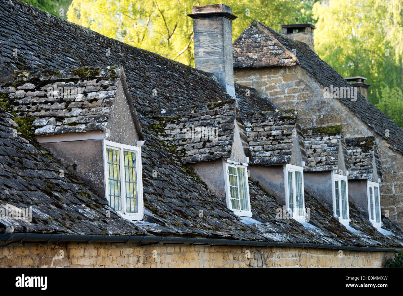 Vecchie finestre dormer e tetto di tegole su Cotswold cottage in Snowshill. Cotswolds, Gloucestershire, Inghilterra Foto Stock