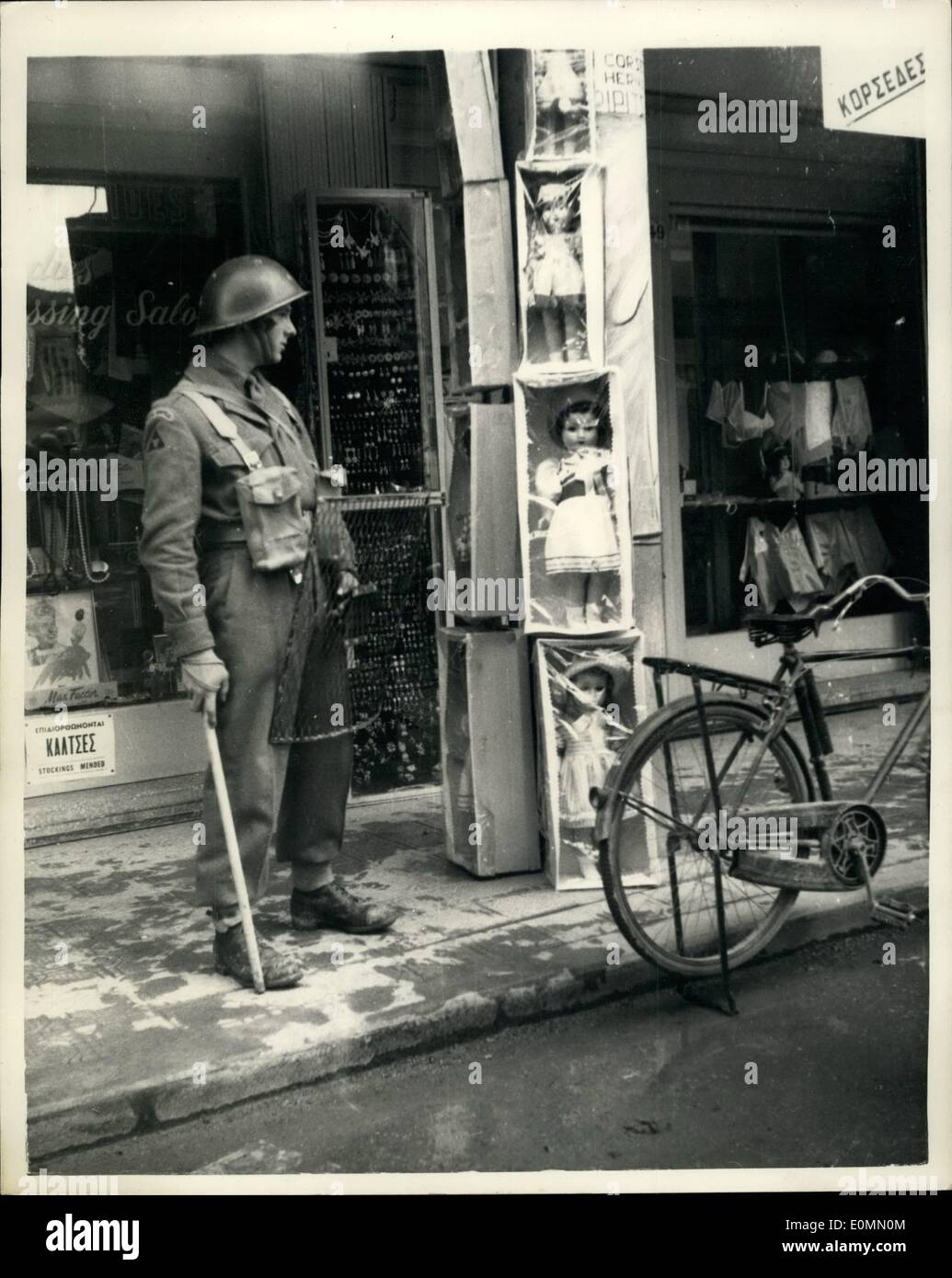 16 dic 1955 - 16-12-55 British Tommy in guardia. Soste per ammirare i giocattoli in Nicosia, sempre in allerta contro i terroristi Ã¢â'¬â€oe Foto Stock