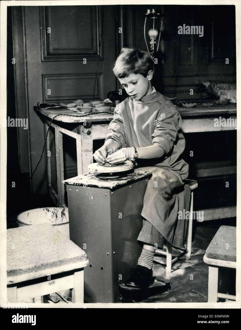 Dic. 19, 1955 - La Famiglia Reale svedese a casa. Il giovane Potter: Crown prezzo Carl Gustaf al lavoro sul suo proprio ''(illeggibile)'' Tornio del vasaio nel workshop presso il Royal ''(illeggibile)'' a Stoccolma. il giovane principe è un appassionato e competente "lontra' e alcuni membri della sua famiglia si aspettano i regali di Natale da lui stesso realizzato. Foto Stock