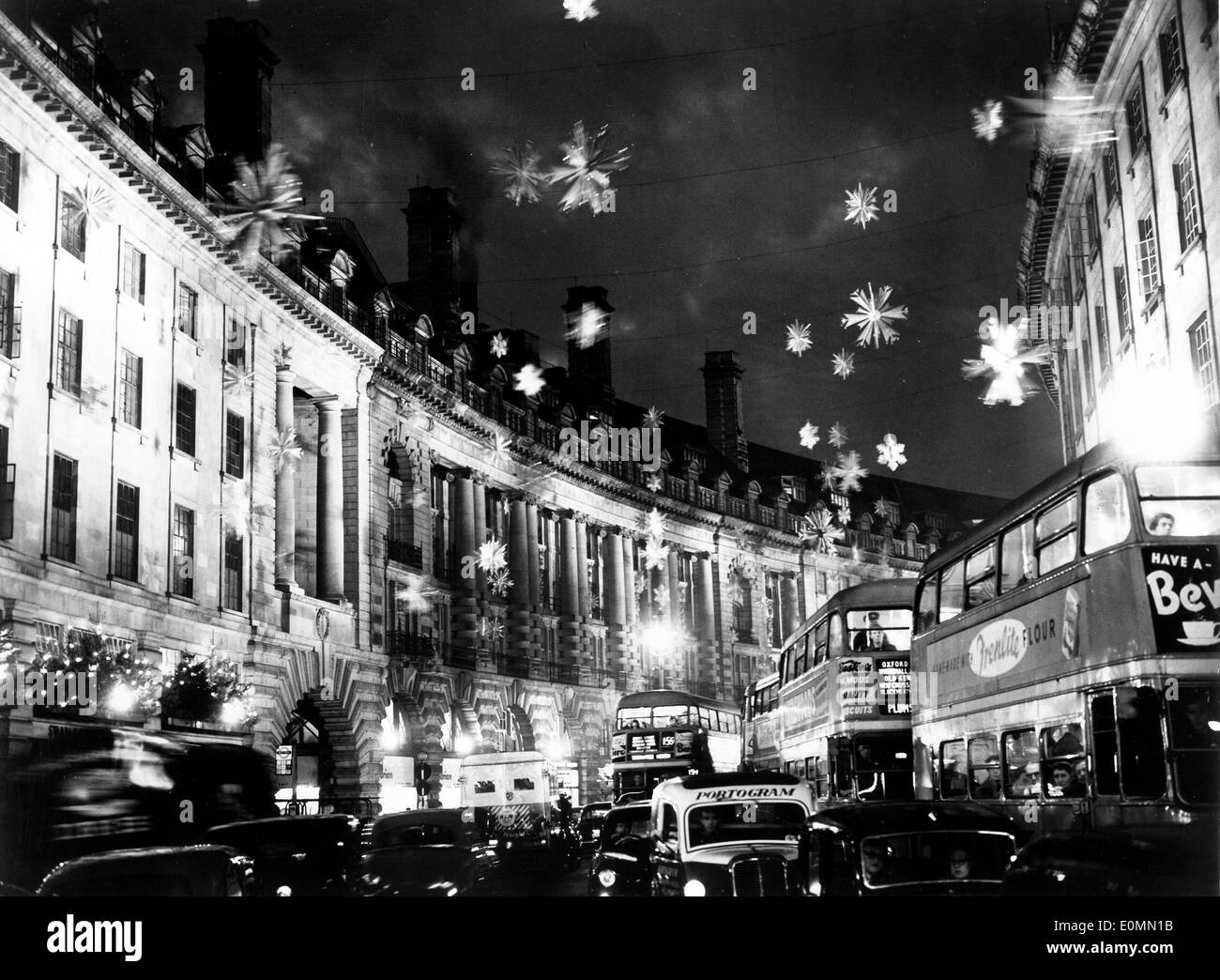 La città di Londra accesa fino al tempo di Natale Foto Stock
