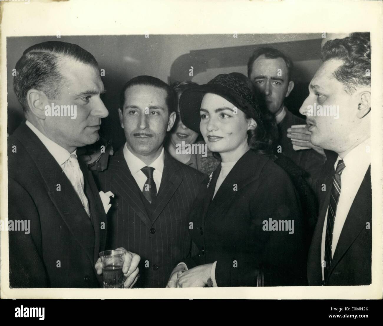 Gen 01, 1956 - Sir Laurence Olivier in Roma: Sir Laurence Oliver, in Italia a completare i negoziati con l'impresa italiana ''Rizzoli Film'' acquirente del suo film ''Richard 111'' ha tenuto una conferenza stampa presso l'open Cate club di Roma . La foto mostra il Sir Laurence Olivier visto durante la conferenza con il Barone Rao, di Rizzoli film e onorevole E.Lody una foto reporter. Foto Stock