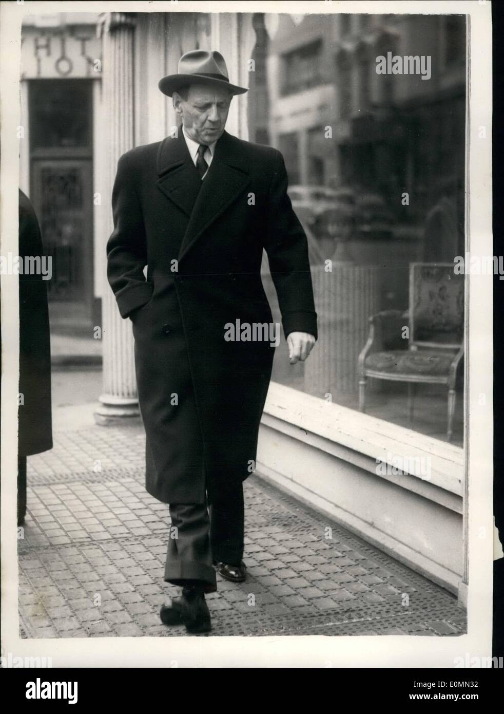 Gen 01, 1956 - Re Frederik di Danimarca fuori shopping a Londra. Re Frederik di Danimarca chi è a Londra per una breve visita durante il quale egli ha tenuto la sua figlia Principessa Margrethe torna alla sua scuola a nord Fore-land Lodge, Shropshire è stato quello di essere visto da shopping a Londra questa mattina. La foto mostra il Re Frederik a spasso sul lasciando il suo hotel questa mattina. Foto Stock