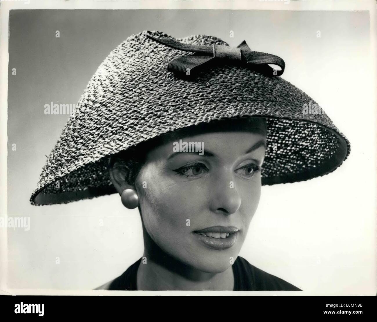 Gen 01, 1956 - cappelli di molla ''Summer Madness": una pressa show è stato dato a Londra di cappelli di molla progettato da Rudolf, che verrà indossato alla mostra del Digby Morton collezione primavera. La foto mostra il ''Summer Madness" - una grande paglia verde cloche, con singolo nastro nero a prua. Foto Stock
