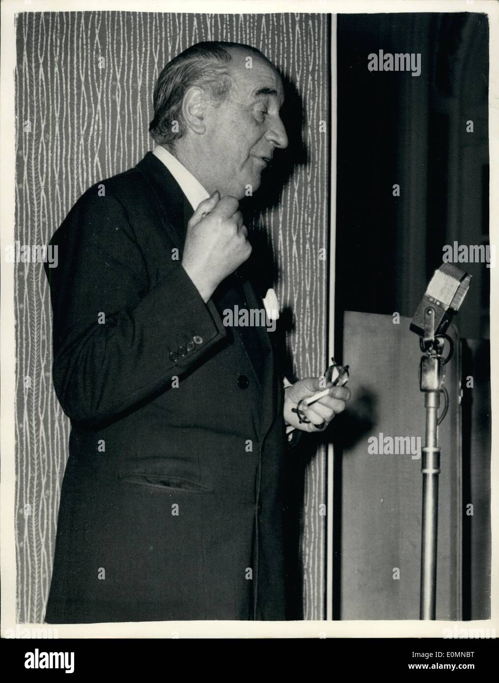 Gen 01, 1956 - Sir Bernard Docker tiene conferenza stampa.: Sir Bernard Docker questa mattina ha tenuto una conferenza stampa presso il Savoy Hotel. Durante il parlato è egli ha detto; ''Questo schiaffo-felice di spendere il nostro denaro non può andare avanti. Abbiamo a porre fine a questa pratica. Come un inizio, sto varando, qui e ora, una campagna nazionale per un uno per cento per tagliare nella spesa pubblica. Chiamata di essa egli ''tagliare i costi della Campagna'' se si desidera che una etichetta''. Mostra fotografica di Sir Bernard Docker parlando alla conferenza di oggi. Foto Stock