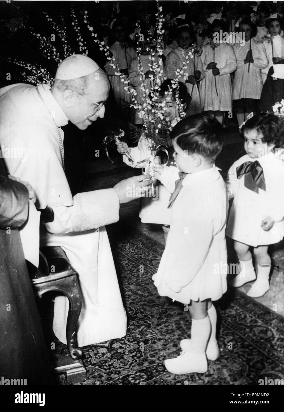 Papa Pio XII che festeggia il suo compleanno con i bambini Foto Stock
