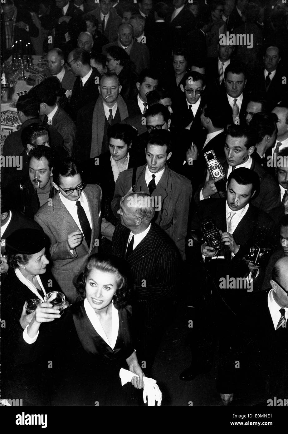 Attrice Sophia Loren circondato a 'Scandal a Sorrento " premiere Foto Stock