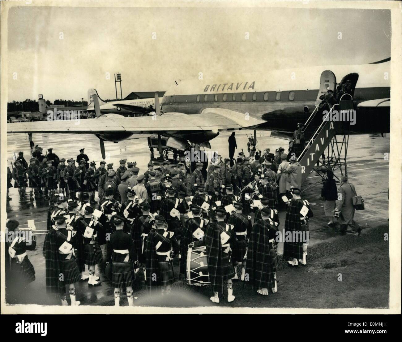 Gen 01, 1956 - Highland Light Infantry lascia per Cipro. Piped a bordo dalla banda.: 1a. Evidenzia il battaglione di fanteria Blackhouse sinistra airport - Hants - questa mattina per Cipro per aiutare nella battaglia contro i terroristi. La foto mostra le vedute generali a blackbushes come questa mattina la banda piena di Highland Light Infantry - in tartan - filodiffusione gli uomini a bordo del velivolo. Foto Stock