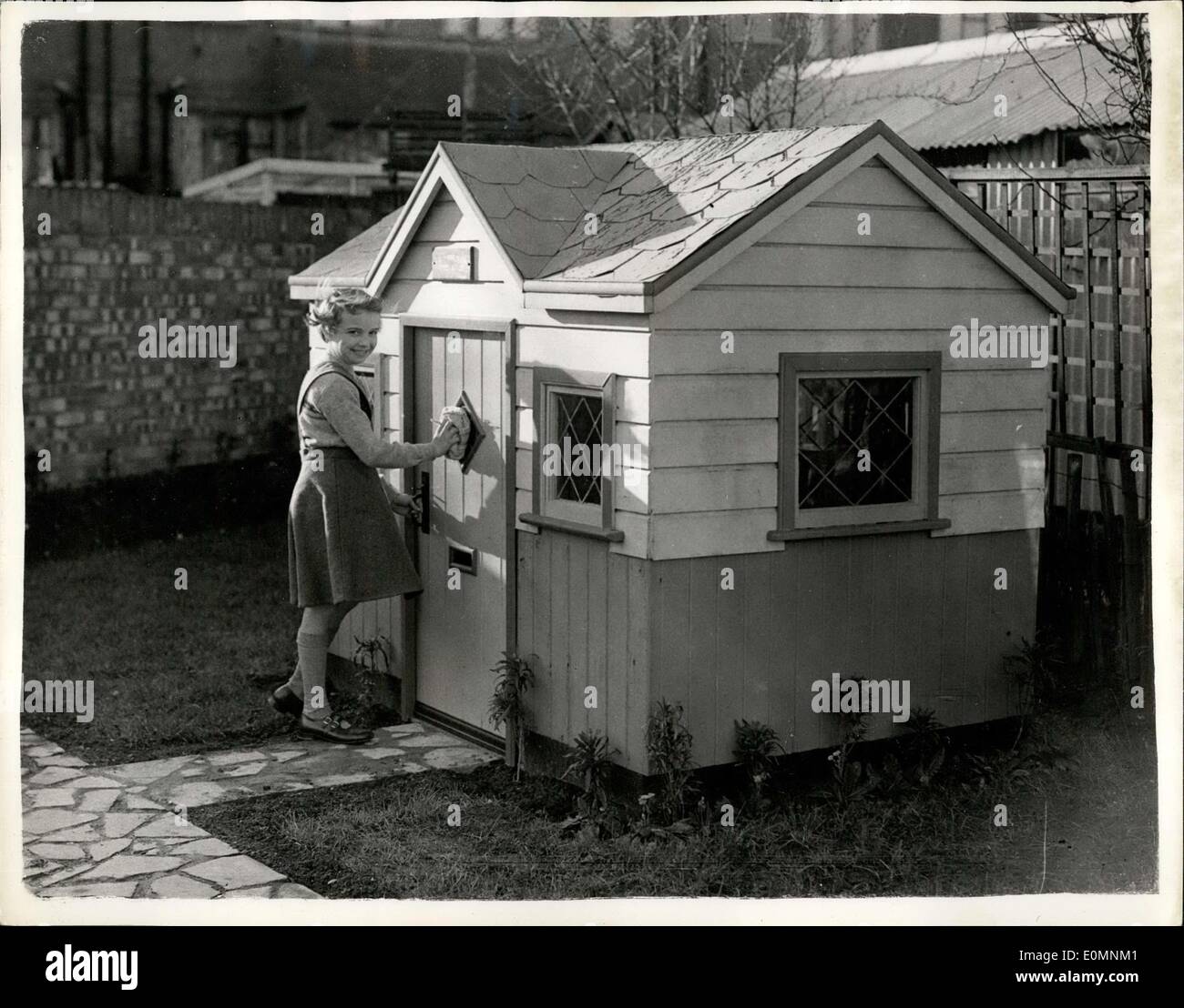 Gen 04, 1956 - Un Dream-House della propria - e lei è solo dieci... Dieci anni di Sandra Backhauser aveva appena preso possesso del suo ''dream-casa'' - dove si può giocare e intrattenere i suoi amici.. La casa è di sei piedi alti; ha un fondamento concreto - le pareti in legno e un tetto di tegole e si completa con la cassetta delle lettere e le finestre hanno vetri al piombo. È stato costruito da suo padre - un Dartford ingegnere di pianificazione nel giardino della loro casa, Dartford. Keystone Mostra fotografica di:- Sandra Backhauser pulisce le finestre della sua ''dream-casa' Foto Stock
