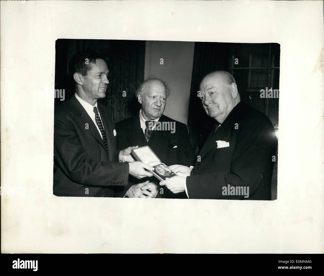 11 gennaio 1956 - 11-1-56 Sir Winston Churchill riceve la Philadelphia Franklin Medal Ã¢â'¬â€oe La Philadelphia Franklin Medal Foto Stock
