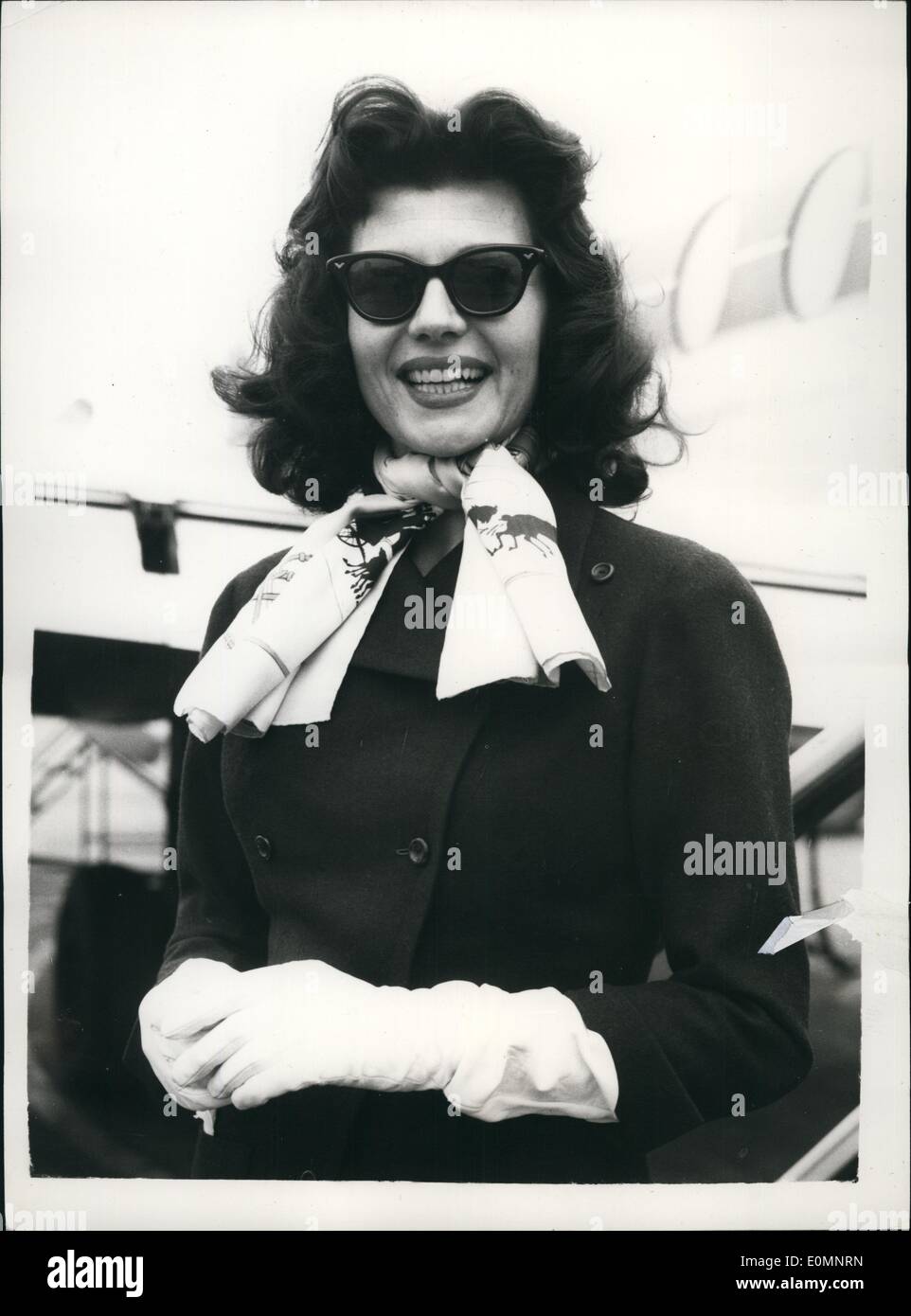 Apr. 04, 1956 - Rita Hayworth lascia in aereo per Parigi: mostra fotografica di Rita Hayworth raffigurato all aeroporto di Londra quando ha volato torna a Parigi oggi dopo un breve soggiorno a Londra per vestire i raccordi per la sua nuova pellicola britannica '' Fire Down Below' Foto Stock