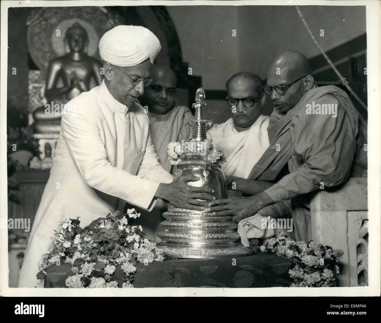 Febbraio 02, 1956 - Sig.ra Pandit prende reliquie buddhiste in India.: quando la sig.ra Pandit arrivato in aereo a Nuova Delhi domenica scorsa, ha portato con sé le sacre reliquie di santi buddisti da Londra. Le reliquie furono ricevuti dal primo ministro, sig. Nehru, consegnò mai al Mahabodhi Society of India. Le reliquie, che la sig.ra Pandit portato in India sono di dieci santi buddisti e sono state nel British Museum a Londra per più di cento anni e che sono stati consegnati in India attraverso la Sig.ra Pandit Foto Stock