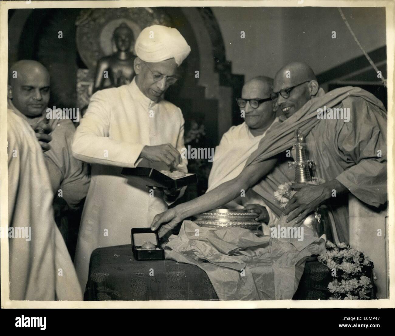 Febbraio 02, 1956 - Sig.ra Pandit prende reliquie buddhiste in India.: quando la sig.ra Pandit arrivato in aereo a Nuova Delhi domenica scorsa, ha portato con sé le sacre reliquie di santi buddisti da Londra. Le reliquie furono ricevuti dal primo ministro, sig. Nehru, consegnò mai al Mahabodhi Society of India. Le reliquie, che la sig.ra Pandit portato in India sono di dieci santi buddisti e sono state nel British Museum a Londra per più di cento anni e che sono stati consegnati al governo dell India attraverso la Sig.ra Pandit Foto Stock