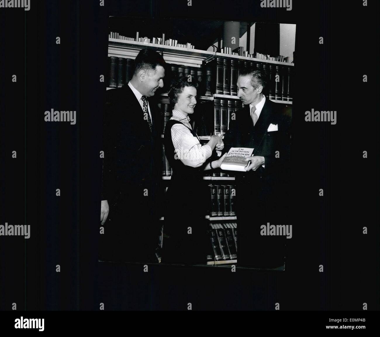 Febbraio 02, 1956 - Il 1.000.000 th libro è stato prestato all'American Memorial Library a Berlino. In questa occasione, il direttore della biblioteca, il dottor Moser, ha consegnato la lucky ''millionth'' mutuatario il suo libro "'Die schoensten Erzaehlungen der Welt" con una prefazione di Thomas Mann. Foto Stock
