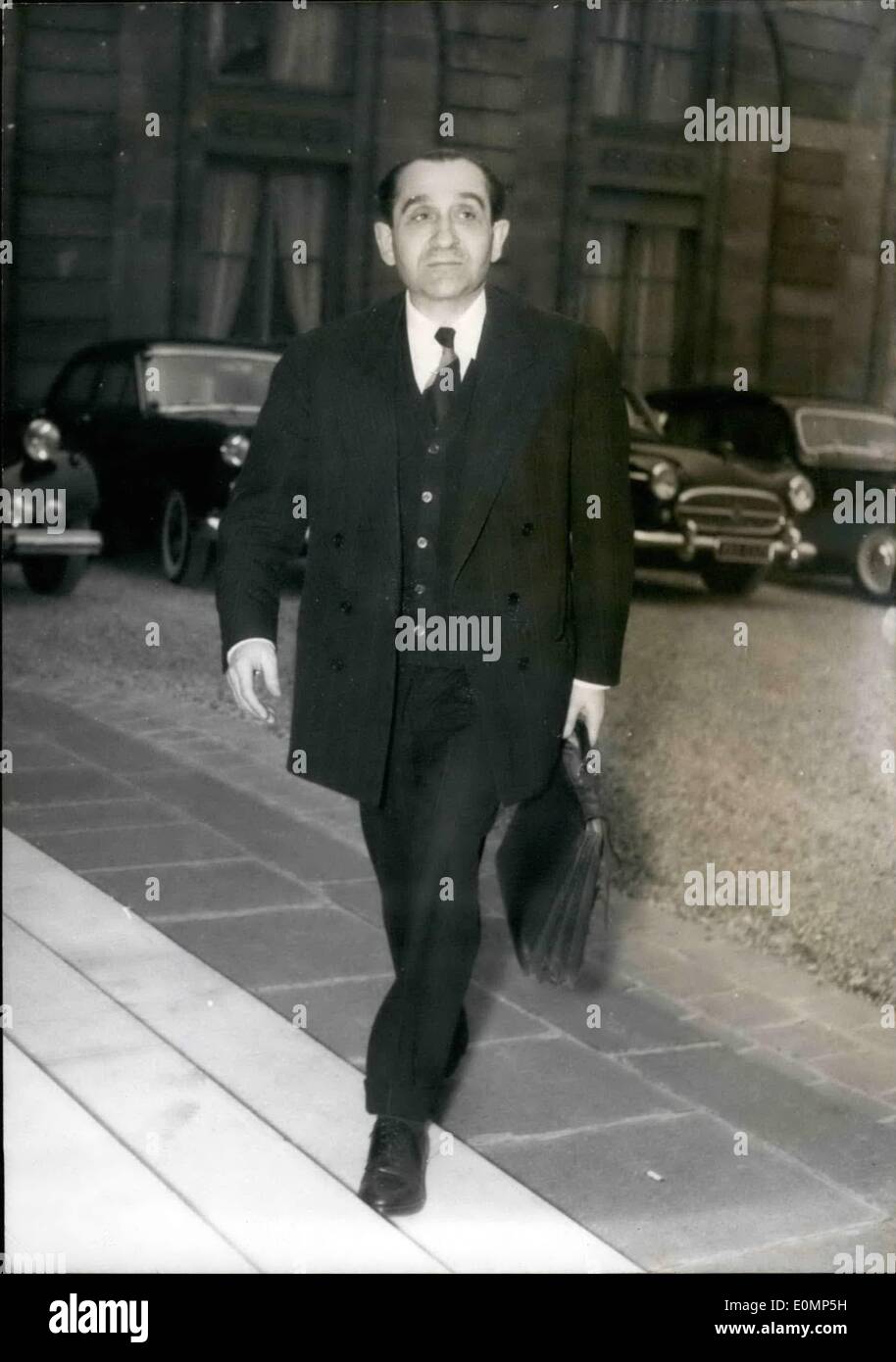 Apr. 04, 1956 - Riunione del Gabinetto: Scarico soldati richiamati per rinforzi algerino:L soldati che sono state scaricate da parte dell esercito di recente sono ricordato a prevedere dei rinforzi per l'Algeria. Il decreto del governo per questo effetto è stato firmato in occasione di una riunione del gabinetto di questo pomeriggio. Phot mostra M. Mandes-Francee, Cabinet Minster, arriva all'Elysee Palace questo pomeriggio. Foto Stock