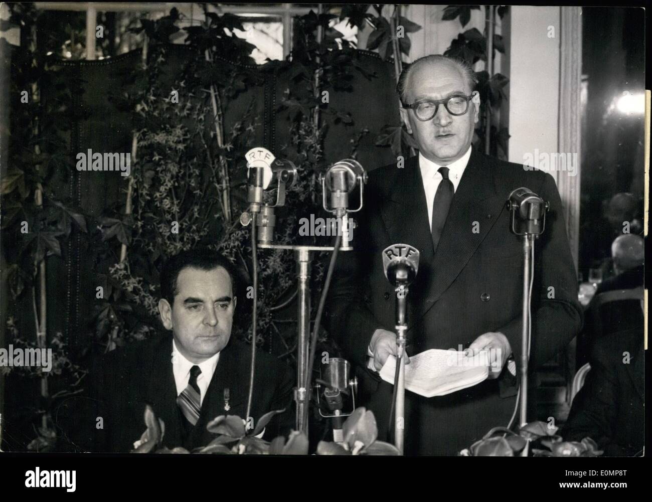 Apr. 04, 1956 - Guy Mollet parla dell' Algeria In French Press pranzo: il primo ministro Guy Mollet è stato un ospite d'onore al pranzo annuale della confederazione della stampa francese. La foto mostra il sig. Guy Mollet offrendo un discorso sul problema algerino durante il pranzo al giorno. Seduto sulla sinistra è M Archambaut, presidente della Confederazione. Foto Stock