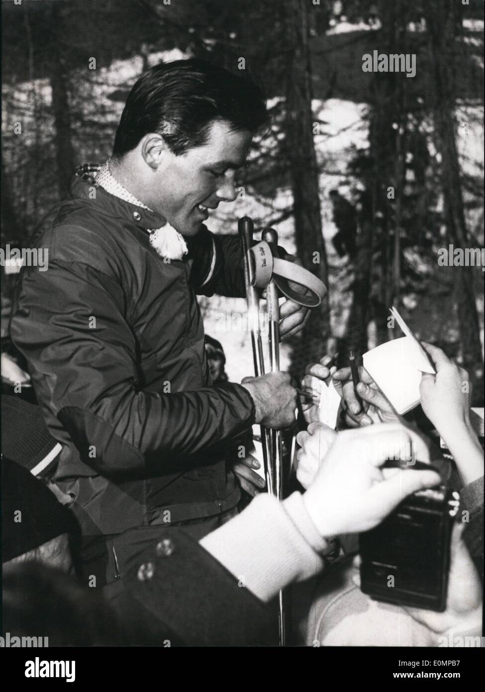 Febbraio 02, 1956 - La spalla-rider di Cortina. Quando Toni Sailer (TONI SAILER) dell'Austria ha conquistato la sua terza medaglia d'oro a Cortina, centinaia di appassionati di sport di lui ha preso sulle sue spalle. Lì fu costretto a dare la sua firma di nuovo e di nuovo. Foto Stock