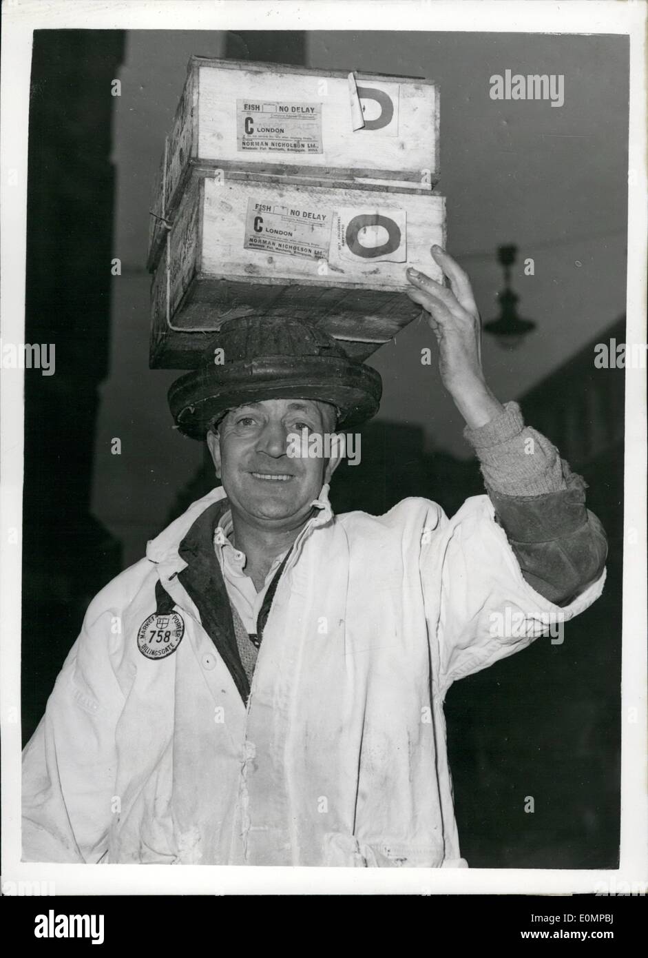 Febbraio 02, 1956 - Henry Starling offerti gratuitamente vacanza italiana dopo ''Questa è la tua vita " programma televisivo della BBC; Stella di ieri del ''Questa è la tua vita " programma sulla BBC Television era il Pesce di Billingsgate porter Henry Starling. Molti dei suoi vecchi amici e parenti è apparso per raccontare la storia della sua vita come egli ha lottato per mantenere la casa andare nel 1917 quando il suo padre è stato ucciso. Incluso nel programma era sua moglie Maud che ha stato cieco poiché era 15. Essi hanno raccontato come si sono incontrati all'età di 18. Egli ha chiesto un aumento di sposarsi e fu dato il sacco Foto Stock