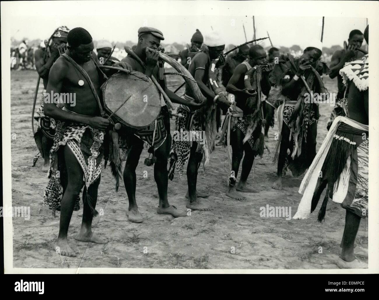 Febbraio 02, 1956 - IL ROYAL TOUR nigeriana.. Il nativo di banda.. Mostra fotografica di:- Wierd e meravigliosi strumenti musicali Gli strumenti musicali sono utilizzati da questa banda nativo - uno dei tanti che ha eseguito per H.M. La regina - durante la sua visita a Kaduna nella provincia del Nord - dove un Durbar è stato tenuto in suo onore. Foto Stock