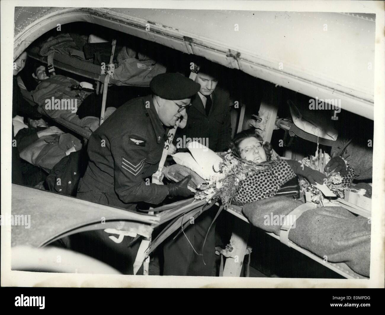 Febbraio 02, 1956 - British Moglie che ha perso il piede protegge i suoi figli in Cipro attentato alla bomba arriva a casa.: Sig.ra Smith, moglie di Sgt. Smith che è di servire con la 1a. Bn. La Middlesex reggimento arrivati al Lyneham questa sera da Nicosia. La sig.ra Smith, stava mettendo i suoi figli, un ragazzo di 7 e una bambina di 6 a letto nella sua casa di Larnaca, Cipro, quando un terrorista ha gettato una bomba nella camera da letto. La sig.ra Smith si gettò sulla vita dei figli per proteggerli. I bambini sono stati salvati da gli sforzi della loro madre. La signora Smith è stato preso a Nicosia ospedale, dove il suo piede destro è stata amputata. La foto mostra la signora Foto Stock