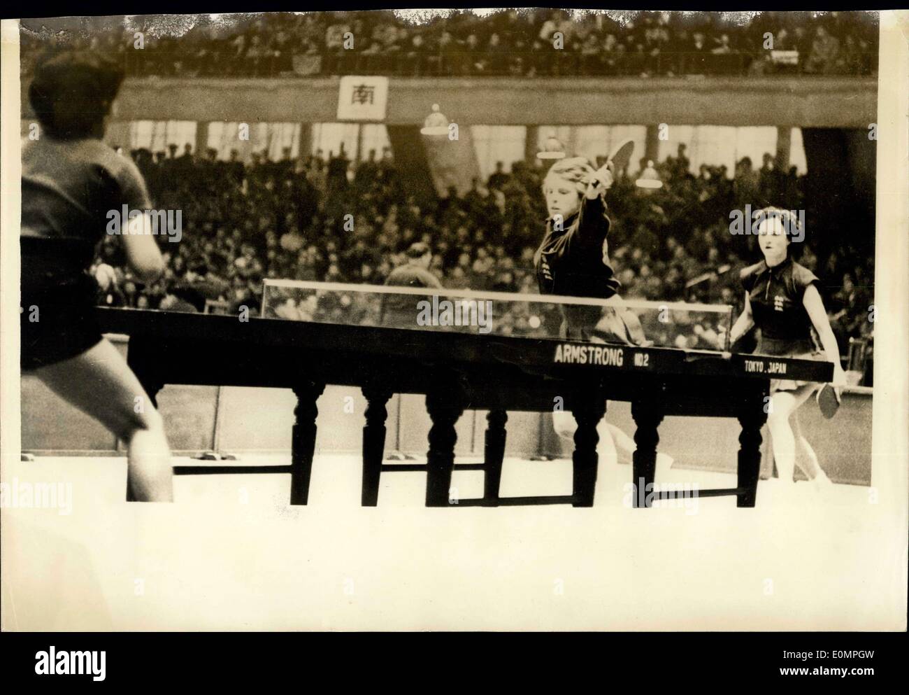 Apr. 07, 1956 - Ping pong campionati di Tokio. Mostra fotografica di:- l'Inghilterra Ping Pong Stelle, Ann Haydon, e Diane Rowe, sulla destra - visto durante il loro match contro la Hongkong avversari, Miss Chang Yee CHing e Miss Baguio Wono, che le ragazze inglesi, vinto - durante il World Table Tennis Championships di Tokio. Foto Stock