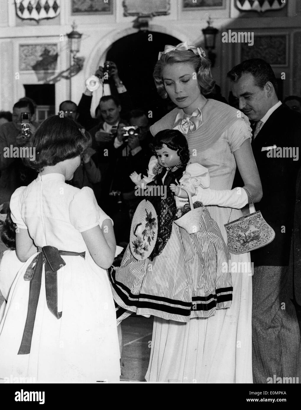 Le persone al di fuori della chiesa prima del principe Ranieri e Grace Kelly's Wedding Foto Stock