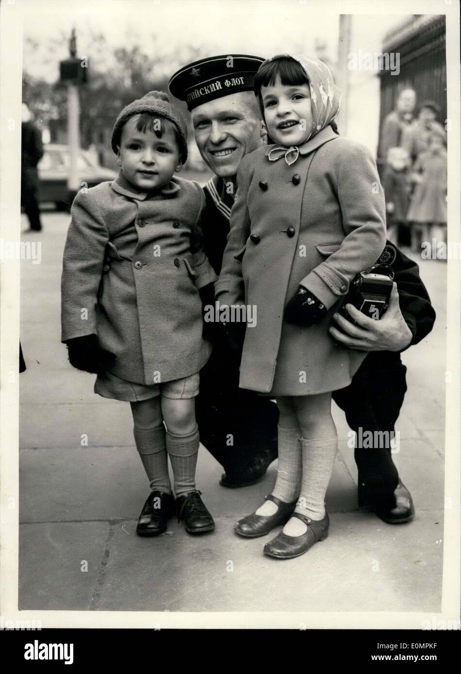 Apr. 19, 1956 - marinai sovietica on sight-seeing tour di Londra al di fuori Buckingham Palace: Un gruppo di marinai sovietica dal russo Cruiser Ordzonikidze-che ha portato il leader sovietico Maresciallo Bulganin e il sig. Kruschev in Gran Bretagna è andato su un giro turistico a Londra questo pomeriggio. Mostra fotografica di Richard (4) e Jennifer Jamkels di -Hampstead sobborgo giardino-con uno dei marinai sovietico-davanti al palazzo di questo pomeriggio Foto Stock