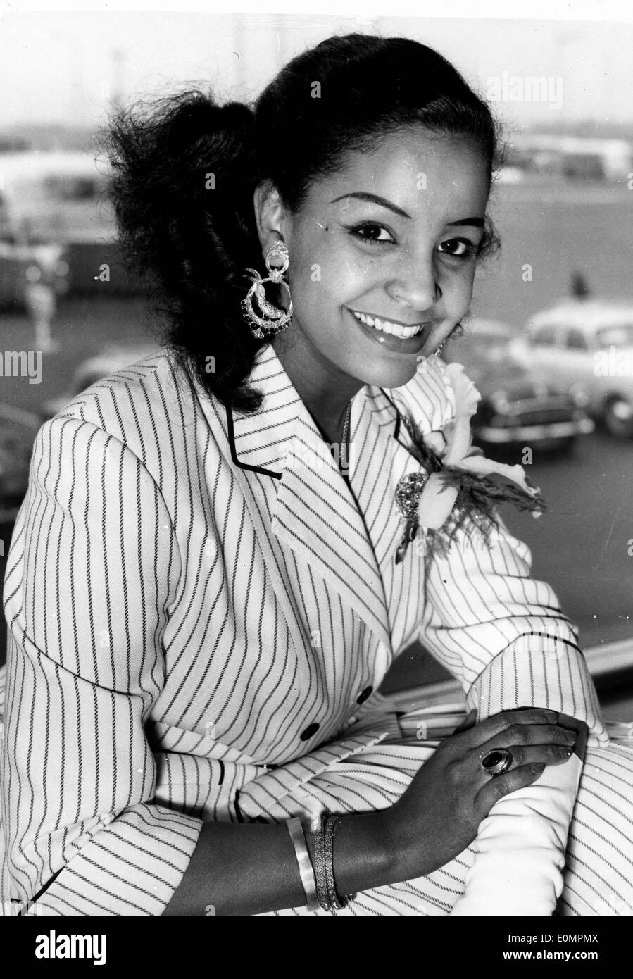 Apr 28, 1956; Londra, Inghilterra, Regno Unito; Trinidad nato cantante MONA BAPTISTE all'arrivo all'Aeroporto di Londra. (Credito Immagine: © Keystone Foto Stock