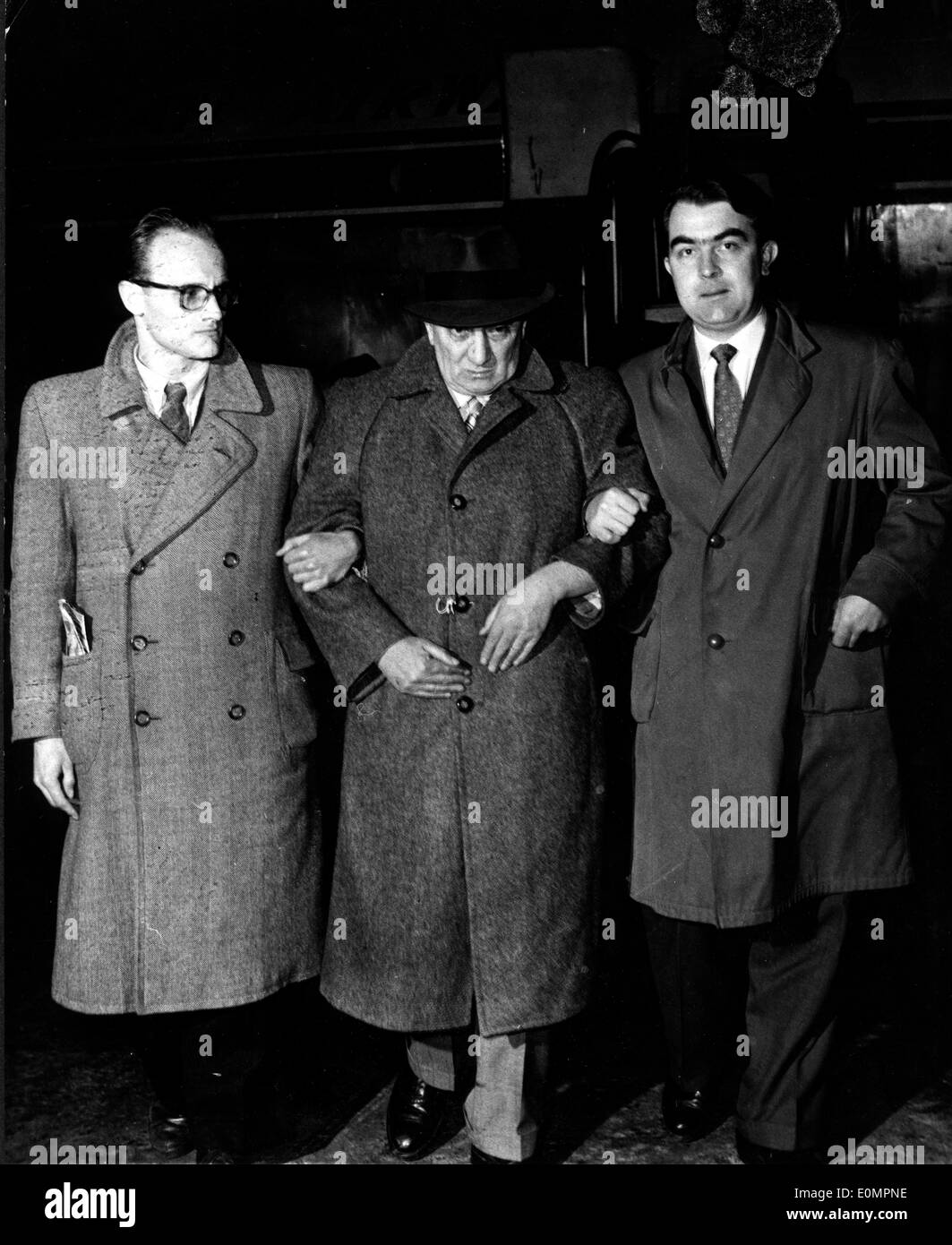 Paolo Abramo che arrivano all'aeroporto di Francoforte con accompagnatori Foto Stock