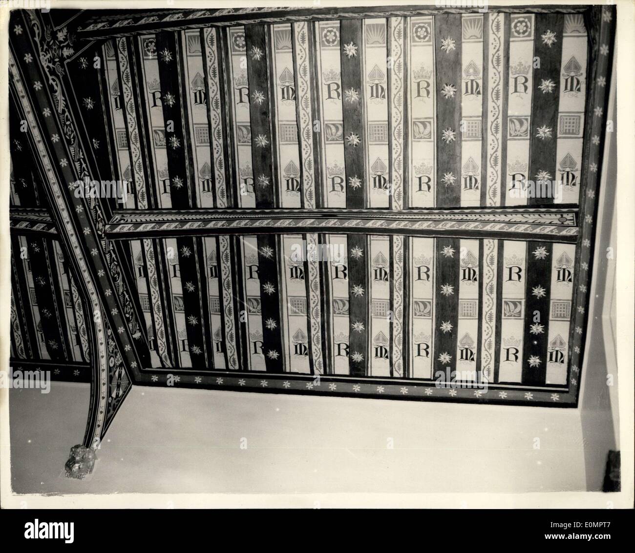 Febbraio 13, 1956 - Restauro della camera di Gerusalemme - Abbazia di Westminster. Il dottor Alan Don il Decano di Westminster ha tenuto una conferenza stampa nella camera di Gerusalemme, Westminster Abbey per contrassegnare il restauro della camera. Si continua a lavorare su il resto del Abbey - e ha detto di api che con il passare del tempo sempre più compiti si trovano presso la Abbey - e ci si aspetta che sia almeno venti anni prima che il al di fuori dell'Abbazia sarà libera dai ponteggi Foto Stock