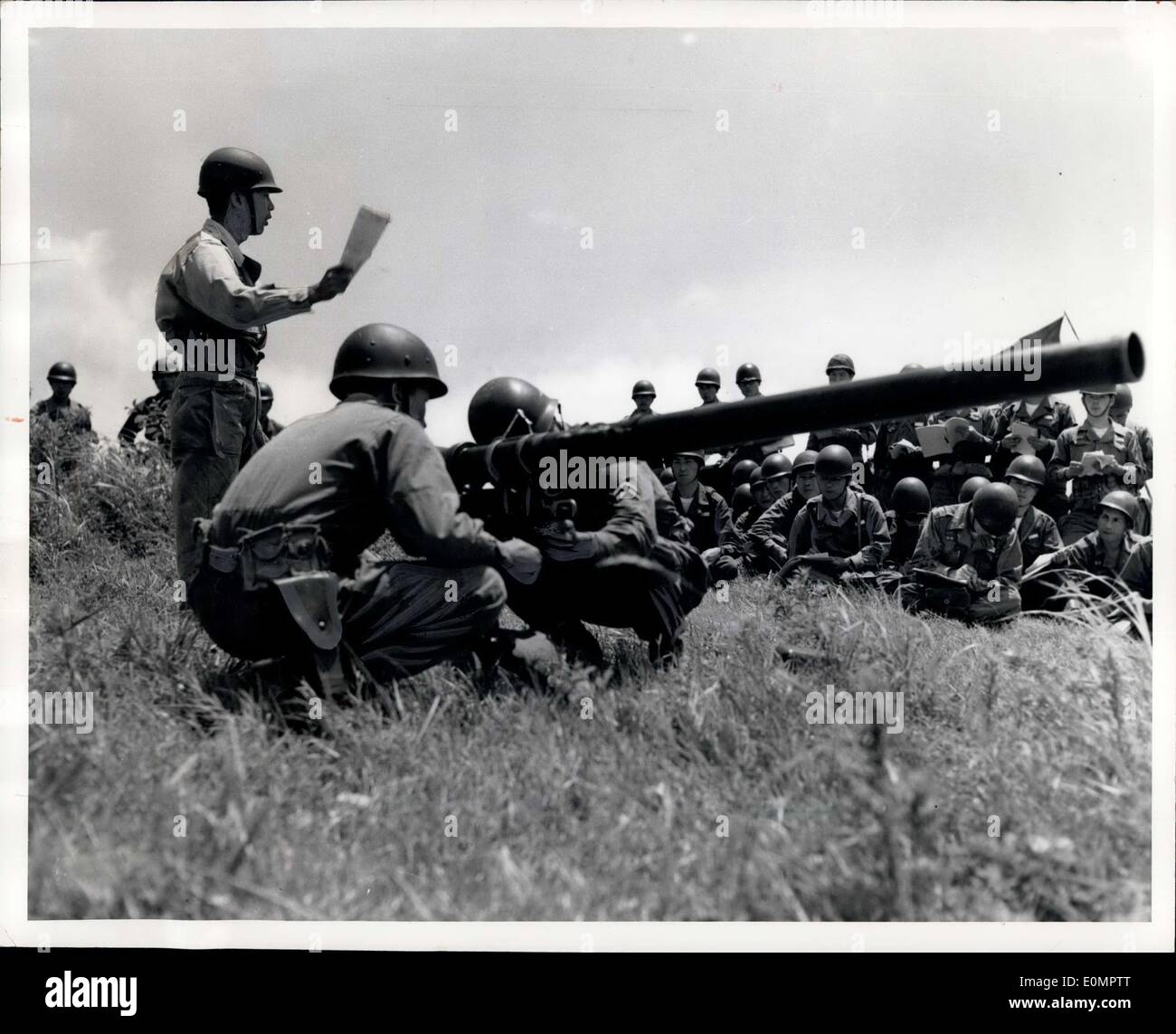 Febbraio 17, 1956 - Giappone di per sé le forze per la difesa di un istruttore del Giappone del sé forze di difesa spiega il funzionamento di un 75-mm recoilless rifle per i membri di una unità di fanteria. L'arma è stato fornito dagli Stati Uniti sotto la difesa reciproca Programma di assistenza. Foto Stock
