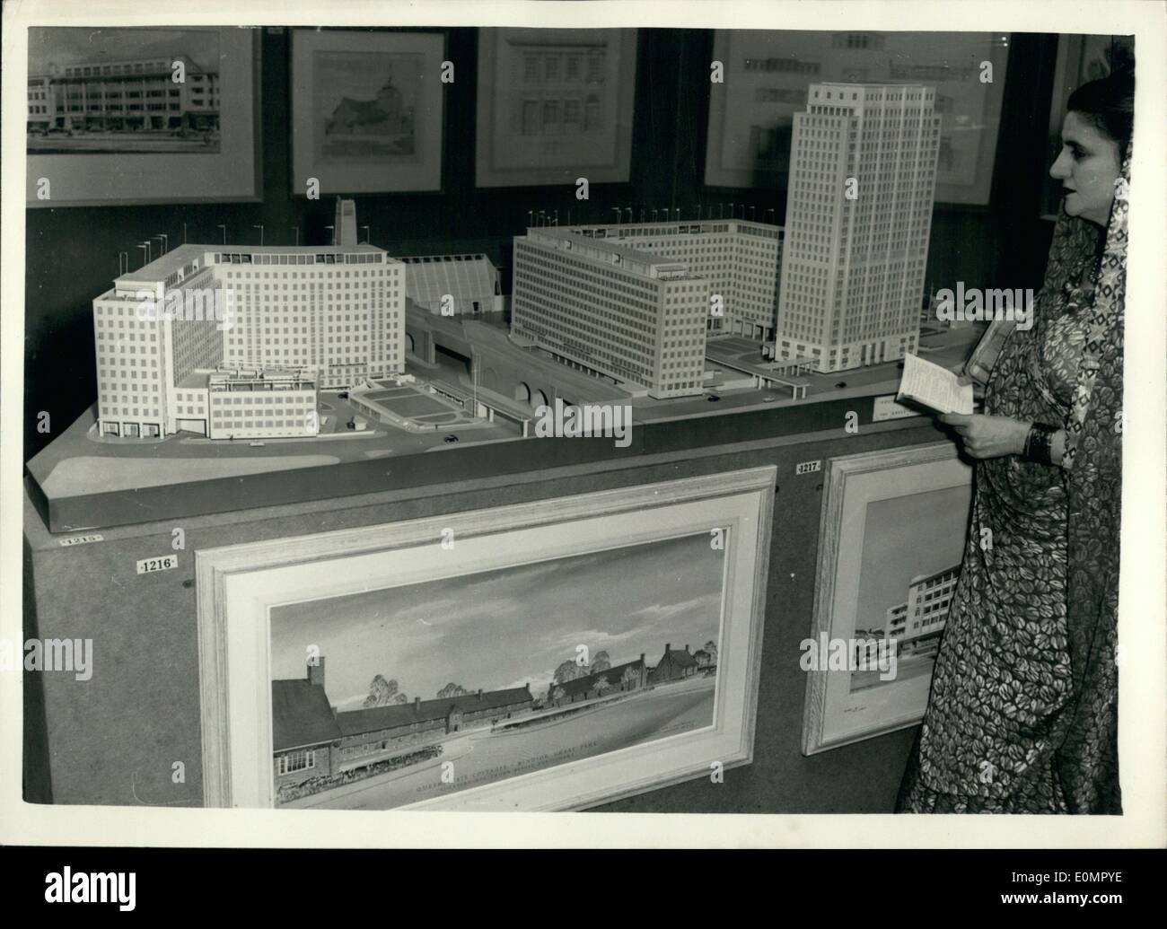 Maggio 05, 1956 - vista privata giorno - Royal Academy. Modello di nuovo blocco ufficio in mostra : fotografie sono stati ammessi alla vista privata della Royal Academy summer Exhibition oggi per la prima volta. La foto mostra la Marchesa di Manchester guarda al modello in scala dei principali uffici che la Royal Dutch Shell gruppo di compagnie petrolifere intendono costruire a South Bank di Londra. È stato progettato da Sir Howard Robertson a.r.a. Foto Stock