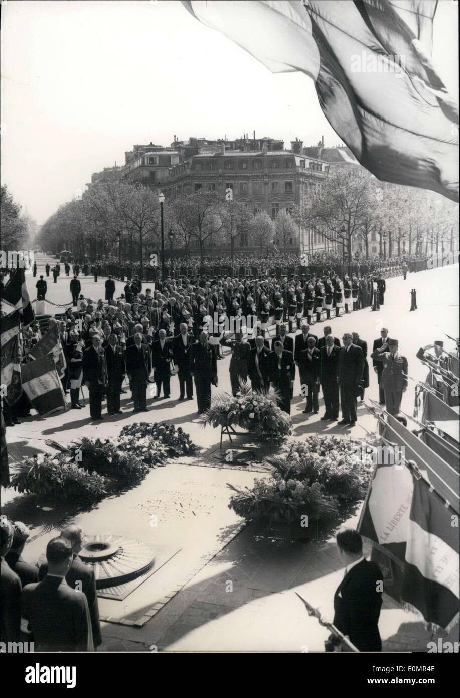 Maggio 08, 1956 - Francese Pres, Ren Coty presso la tomba del Soldato sconosciuto Foto Stock