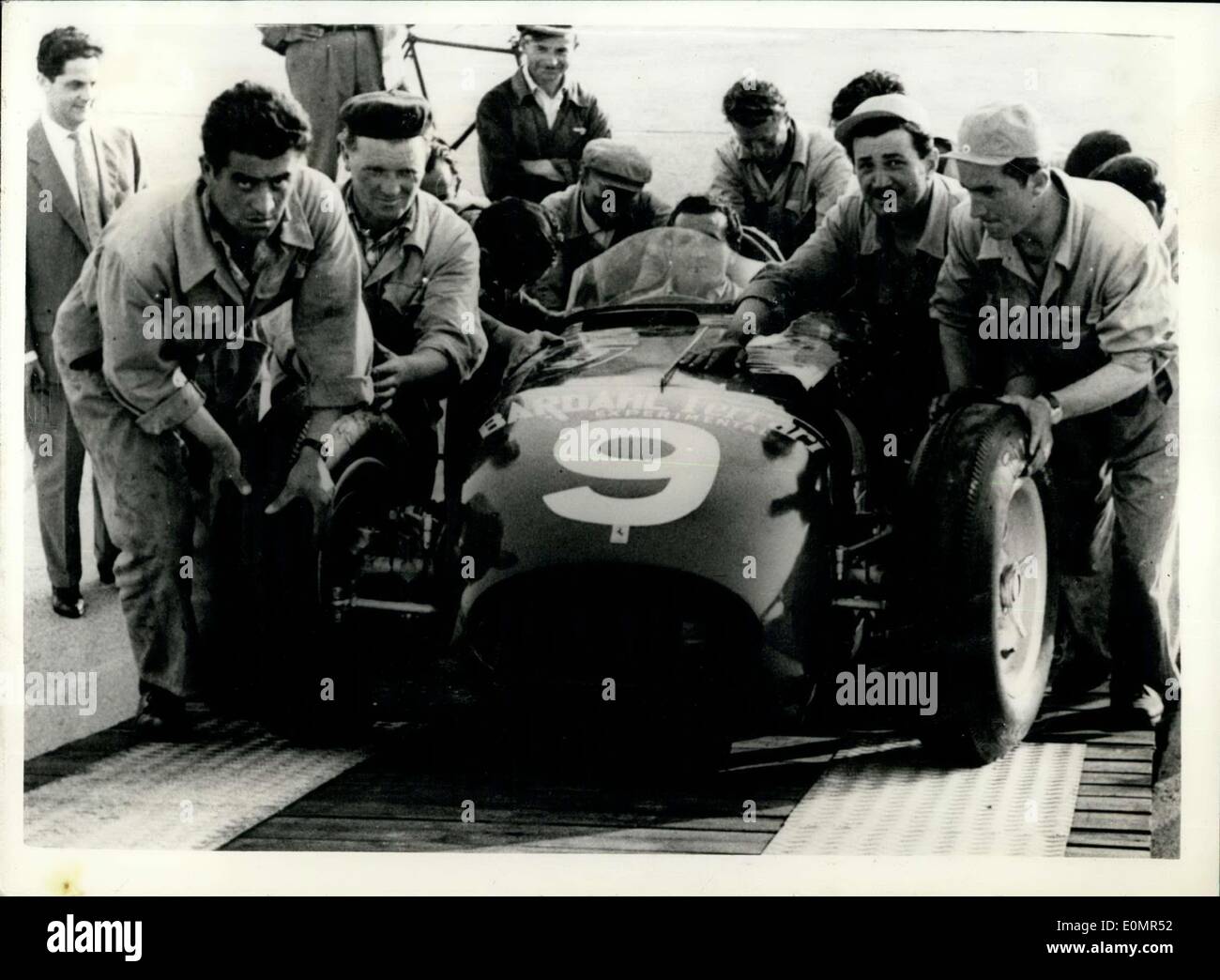 12 maggio 1956 - Italiano sperimentale Bardahl-Ferrari racing car spediti negli Stati Uniti: un nuovo sperimentale Bardahl-Ferrari Foto Stock
