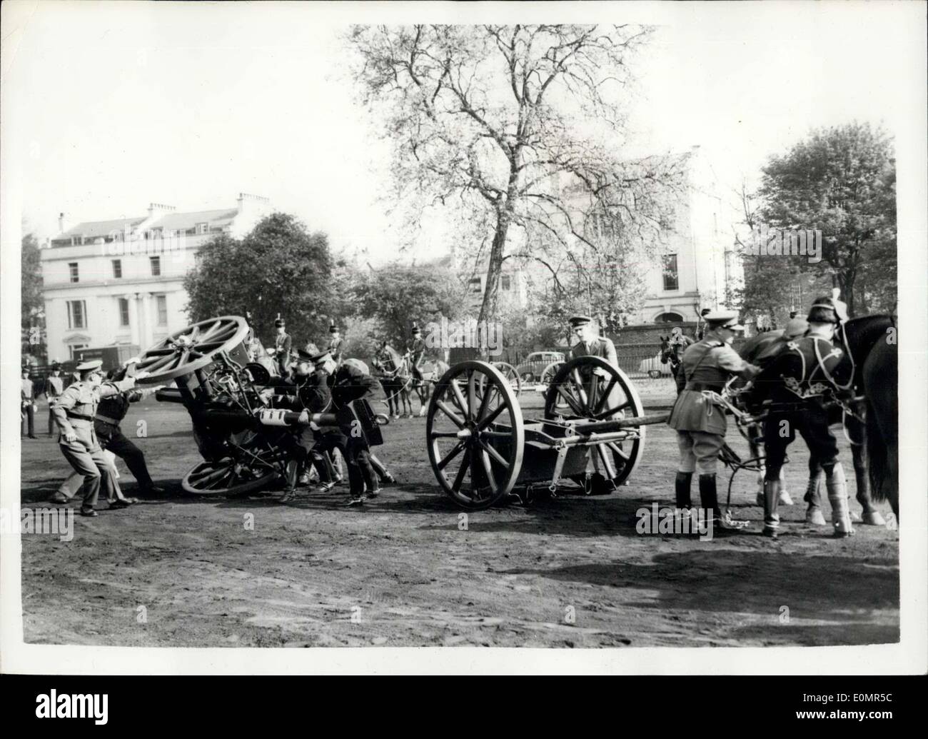 15 maggio 1956 - 15-5-56 Cavallo Royal Artillery prova trasmissione musicale. Pistola di ribaltamento del carrello. Uno dei carrelli di pistola ribaltato questa mattina durante una prova da parte degli uomini della Royal Artillery a cavallo della loro trasmissione musicale per il Royal nel torneo di Regent's Park questa mattina. Nessun pilota è stato ferito ma un cavallo è stato leggermente ferito. Keystone Foto Mostra: La scena come uomini di R.H.A. destra il carrello dopo la disavventura in Regent's Park questa mattina. Foto Stock