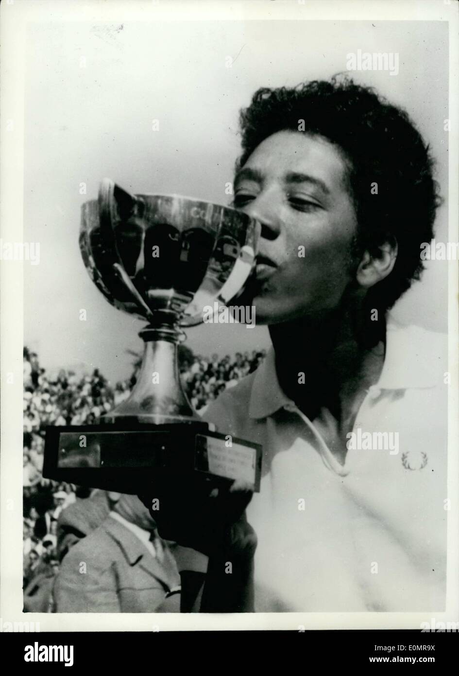 Maggio 05, 1956 - American Girl vince il francese Ladies' Singles titolo. Althea Gibson a Parigi. Keystone Foto Mostra: Althea Gibson di America, bacia il Trofeo, dopo che ella aveva battuto il detentore del titolo Angela Mortimer per vincere il francese Ladies' Singles finale, allo Stade Roland Garros di Parigi, ieri. Foto Stock