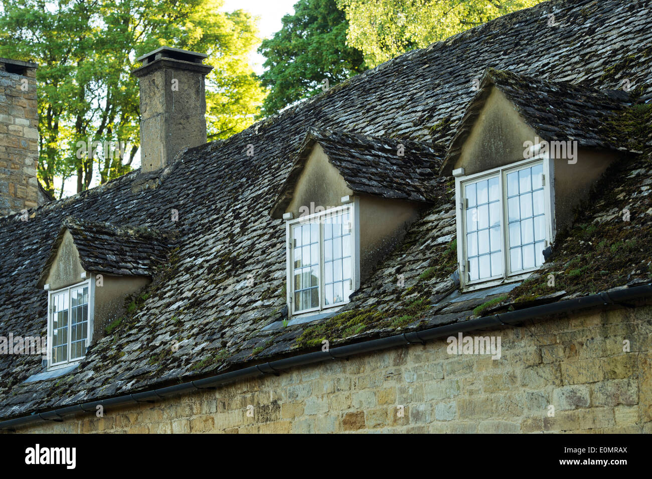 Vecchie finestre dormer e tetto di tegole su Cotswold cottage in Snowshill. Cotswolds, Gloucestershire, Inghilterra Foto Stock