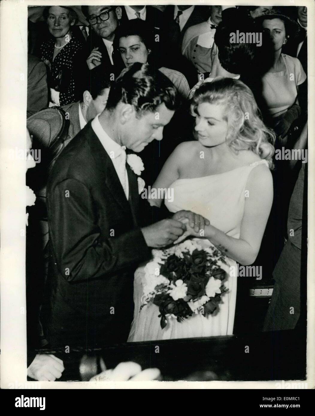 24 maggio 1956 - Anthony Acciaio e Anita Ekberg sposare, posizionando l'anello sul suo dito. Keystone Foto Mostra: attore britannico Anthony posti in acciaio l'anello al dito della sua sposa bellezza svedese Anita Ekberg durante il matrimonio in Firenze. JSS/Keystone Foto Stock