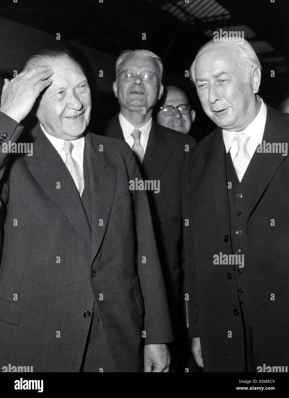 Dottor Konrad Adenauer con Theodor Heuss e Franz Blucher Foto Stock