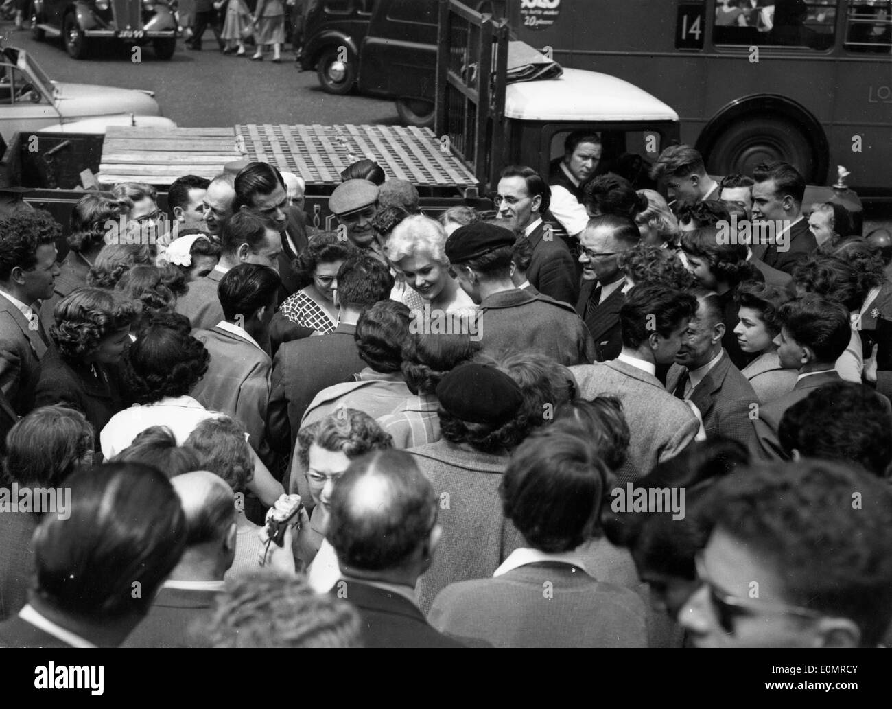 L'attrice Kim Novak circondato da ventilatori a Piccadilly Circus Foto Stock