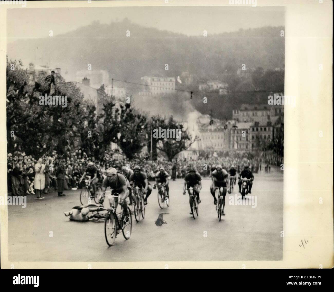 30 maggio 1956 - I concorrenti arrivano a Karlovy Vary - Cecoslovacchia nel 1400 Mile Cycle Race Warsaw-Berlin-Praga: la scena Foto Stock