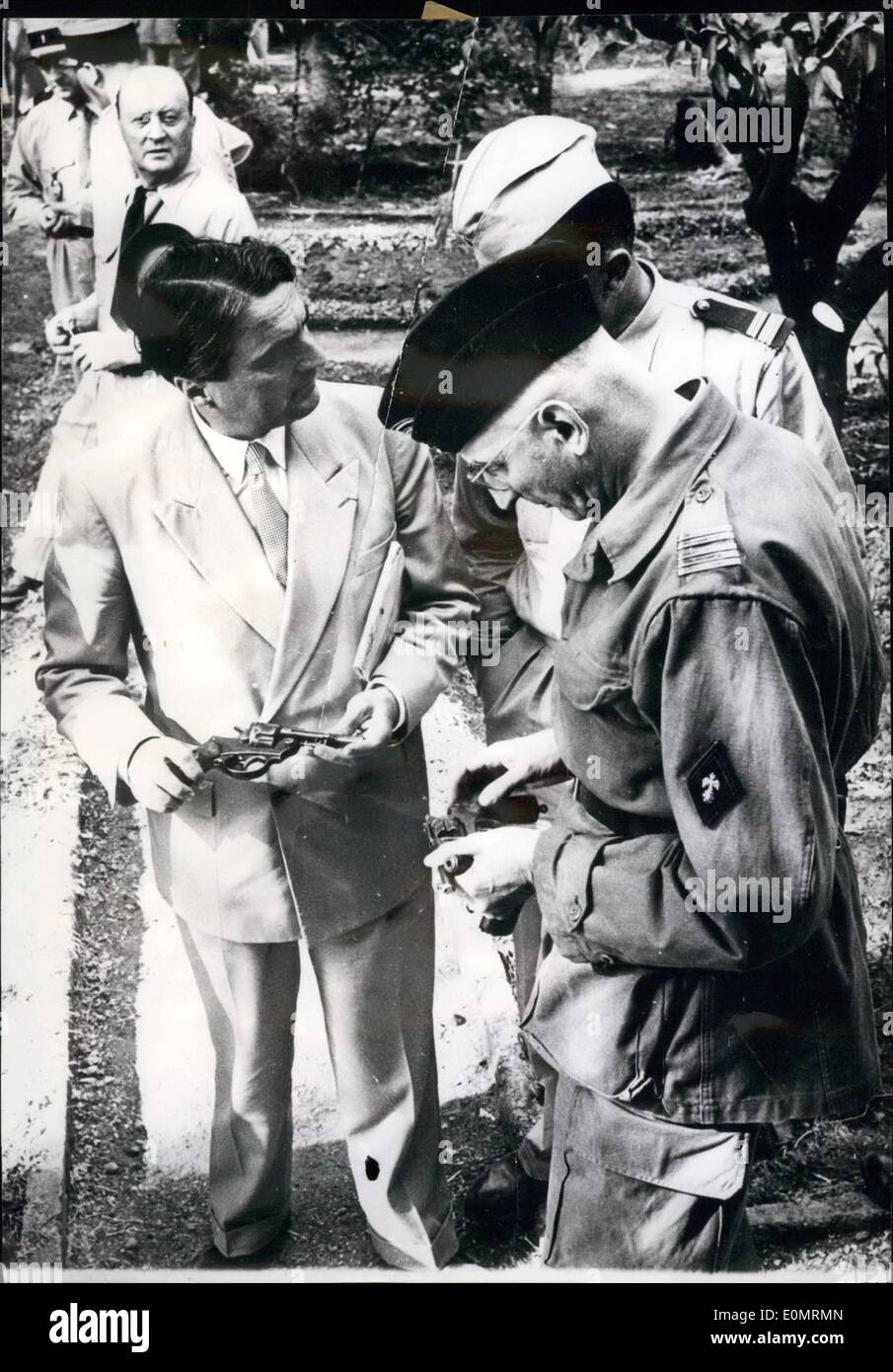 Agosto 08, 1956 - Algeria Il Ministro vede acquisire armi. OPS: mentre visitano Palestro Regione, M. Mac Lejeune, ministro francese delle Forze Armate, esamina uno dei cannoni catturati dalle truppe francesi combattendo contro i ribelli. Foto Stock