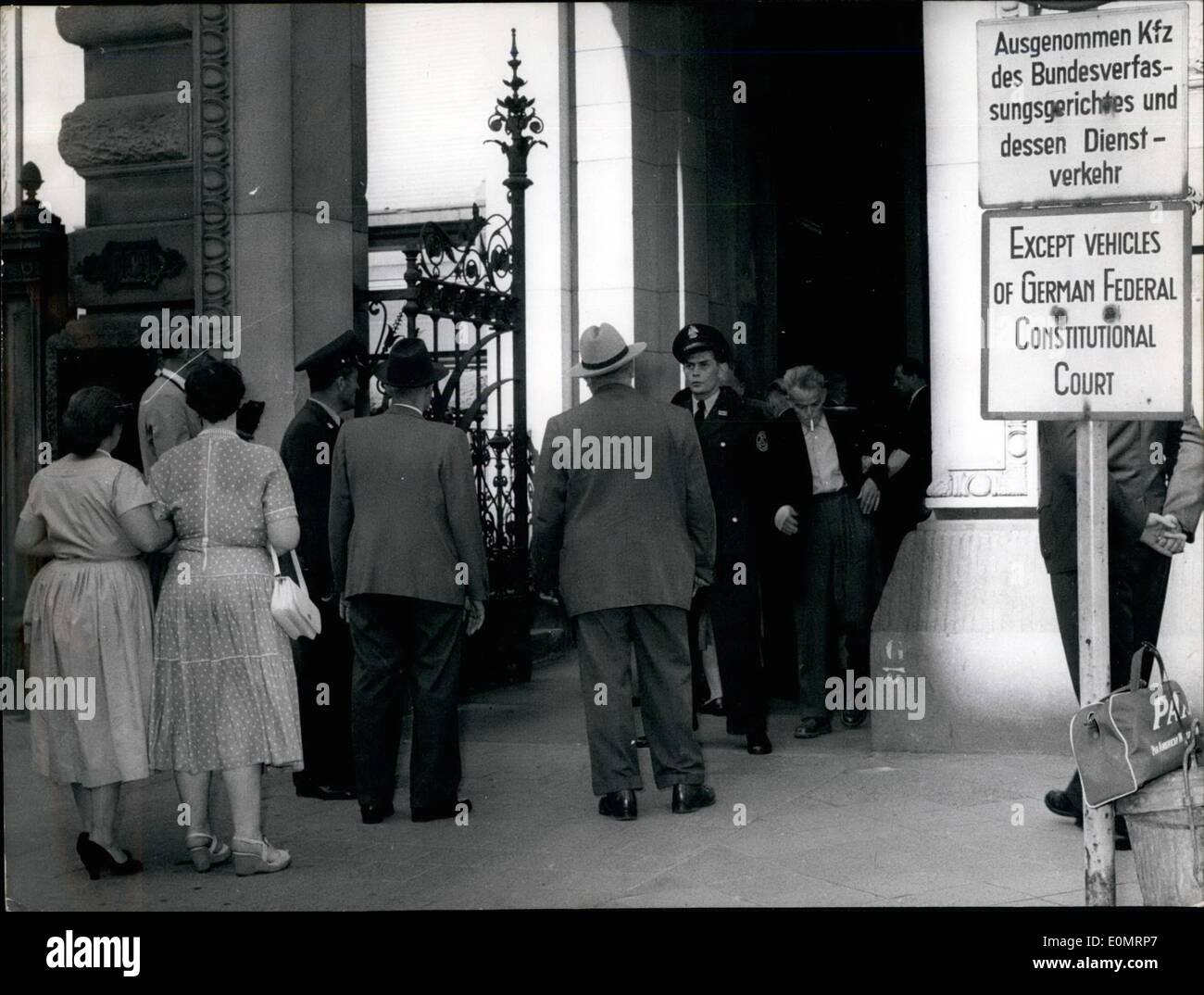 Agosto 08, 1956 - Partito Comunista tedesco vietato. La nostra foto mostra un gruppo di persone che cercavano di entrare alla Corte Federale Costituzionale mentre il giudizio del KPD-trial è stato pubblicato. Gli ufficiali di polizia li ha tenuti fuori e ci hanno dato loro di lasciare senza avviare rumors o disturbi. Foto Stock