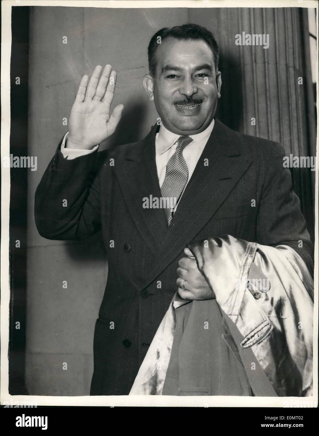 Agosto 08, 1956 - Nasser destro del-l'uomo a Londra Wing Commander Alm Sabry: Wing Commander Ali Sabry. Nasser politico del capo di gabinetto - che è arrivato a Londra ieri sera al rapporto per il cabinet egiziano nel corso del Canale di Suez Conferenza - è stato quello di essere visto presso l'ambasciata egiziana a Londra oggi. Mostra fotografica di Wing Commander Ali Sabry arriva presso gli Egiziani Embassy questa mattina. Foto Stock