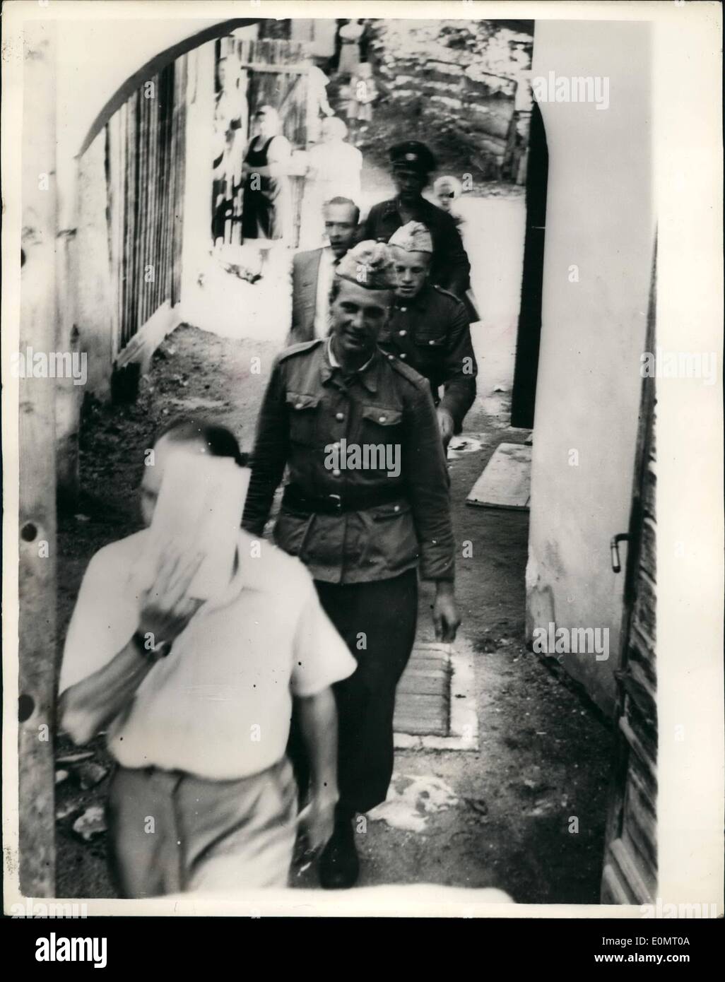 Agosto 08, 1956 - quattro piloti polacchi fuga dalla Polonia in due piani dell'esercito: quattro piloti polacchi fuggiti dalla Polonia nell esercito di due piani. Hanno volato da Deblin Airfield, nei pressi di Varsavia e sono stati sparati su dai militari subito dopo il decollo ma hanno portato su ed eventualmente di fatto costretto gli sbarchi in Austria dopo aver esaurito il combustibile. Una delle macchine è atterrato vicino Oberbergen e i due occupanti Karol Kruk (22) e Bogdan Biskupski (21) immediatamente chiesto asilo politico Foto Stock